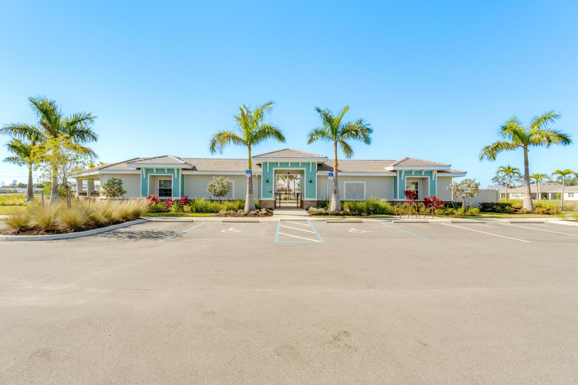 Coastal With Patio And Amenities! * Venice